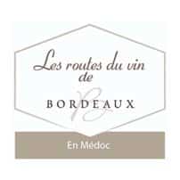 Routes du Vin de Bordeaux : Guide officiel En Médoc Logo officiel : Les routes du vin de BORDEAUX. Étiquette taupe précisant l'itinéraire "En Médoc", visite des vignobles.